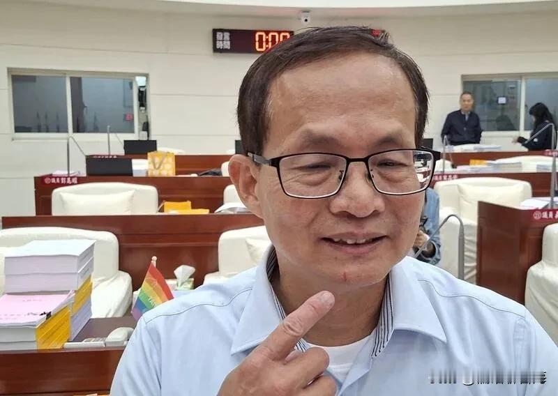 新竹市议会上演蓝白绿大乱斗，两名绿营议员挂彩流血！2025年12月2日，新竹市