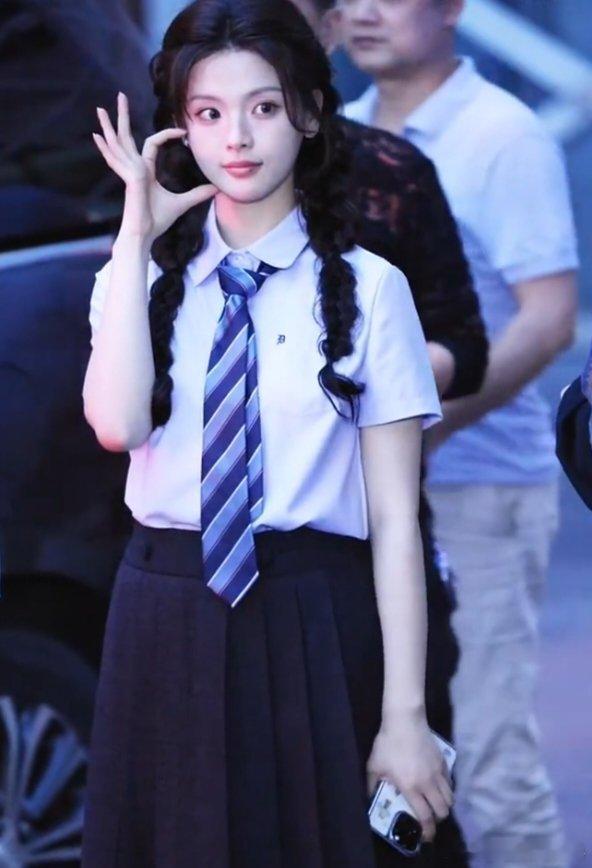 杨超越杨超越校服造型超越妹妹穿校服也太清纯了吧！👀双马尾+蓝白配色