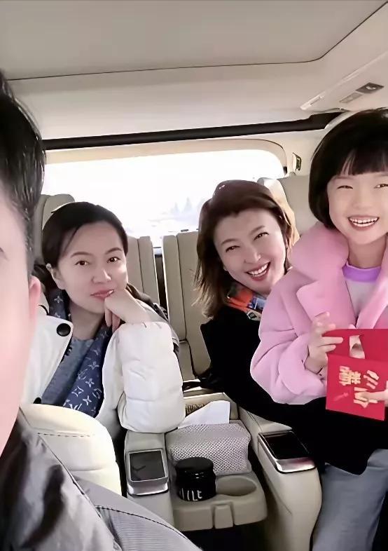 闫学晶和前夫女儿同框，这画面比很多亲生母女还甜。离婚多年还能把继女当亲闺女，这