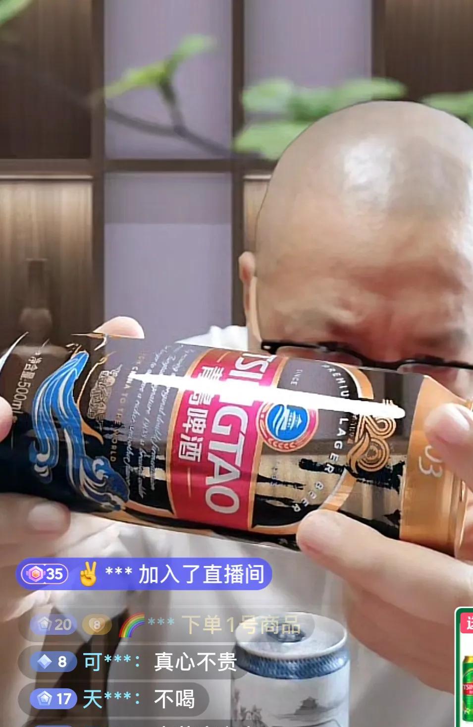老汪直播时说，我在杨少华爷爷葬礼现场就坐在杨议老师身边，亲眼看到他把手机转账的吊