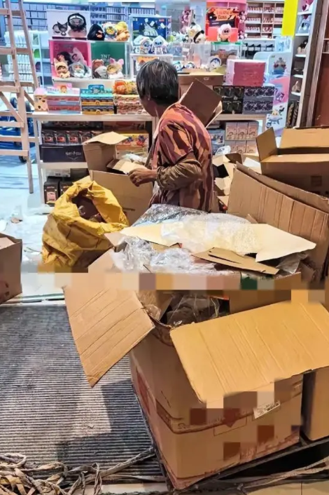 近日，广东江门，一名男子正在店里铺货，进来一位70多岁的大妈，希望老板把纸箱卖给