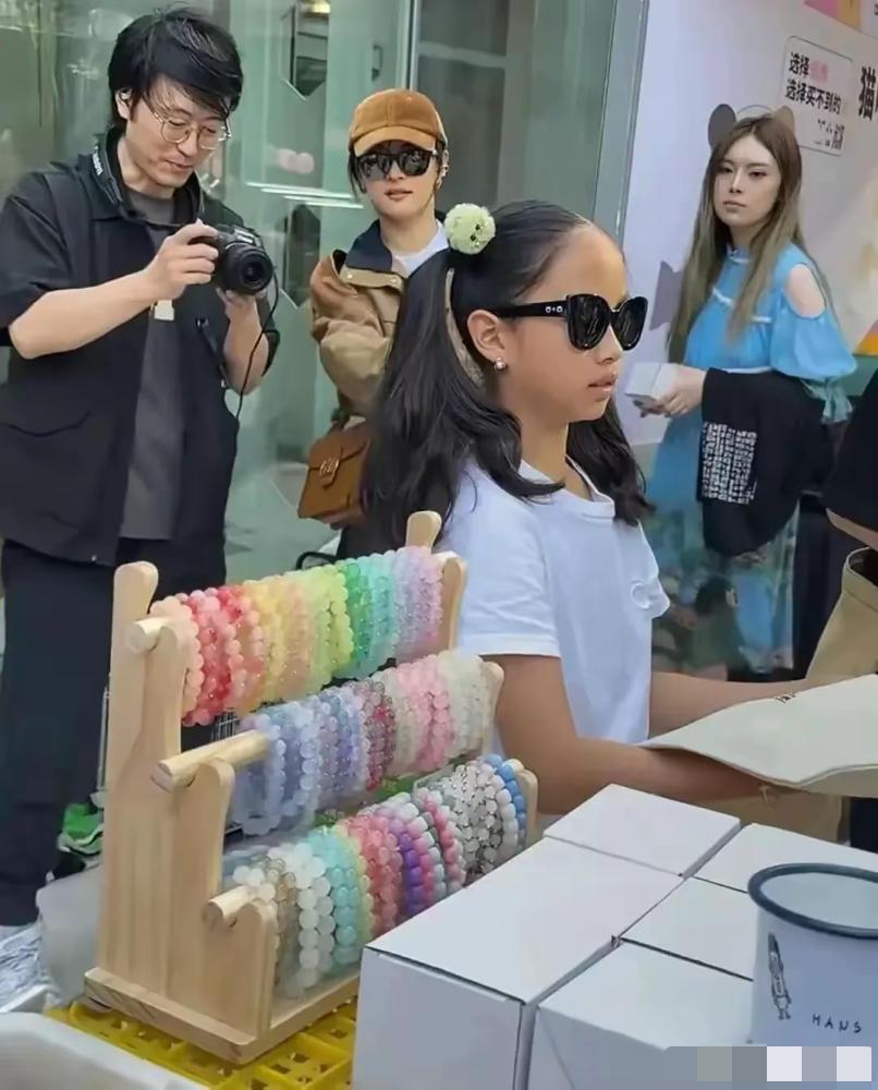 孙俪11岁女儿正脸曝光，嘴凸、下巴短、皮肤黑，没继承爹妈的好基因……明星家的