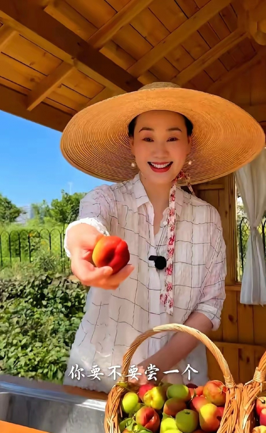 有钱人已经不是住别墅的了，直接是住在庄园，林依轮家住在庄园，妻子西华打扮漂亮每天