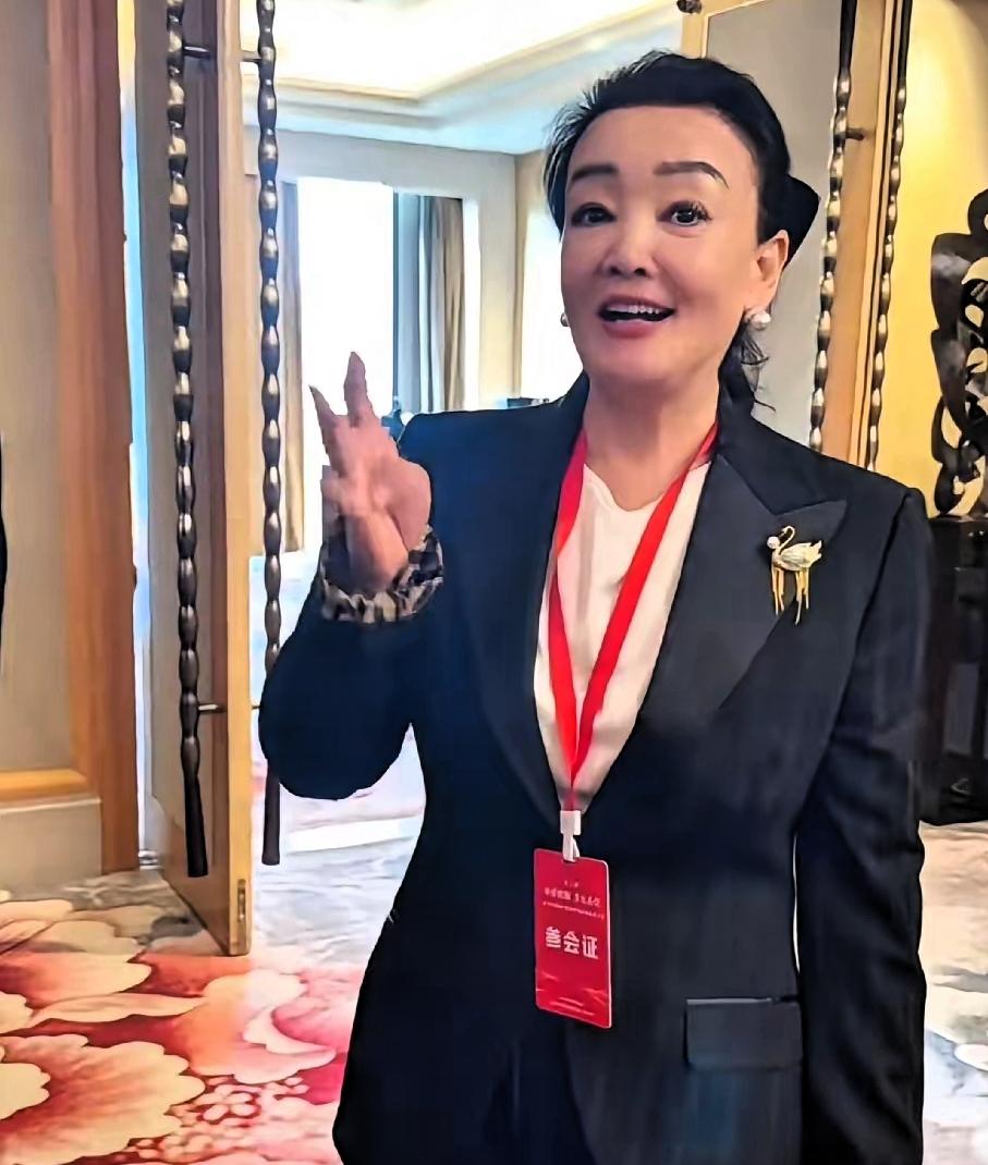 镜头里张兰一身利落西装亮相，不少网友一眼被这身装扮吸引，纷纷在评论区猜测她此行目