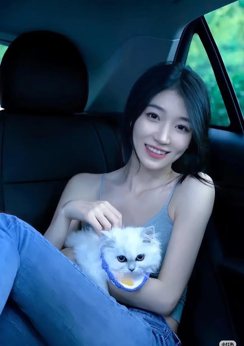 王格格签下刘萧旭，圈里很多人不服气。一个没背景的新人，凭什么？她的原话是：“