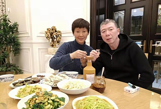 回看冯小刚，是个真实又深情的男人！他和徐帆也是真正的伉俪情深了。娱乐圈的