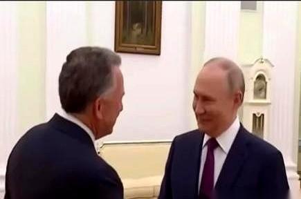 我跟你说，最近有件事儿，看得我下巴都快掉了。联合国开会，美国和俄罗斯，竟然坐在一