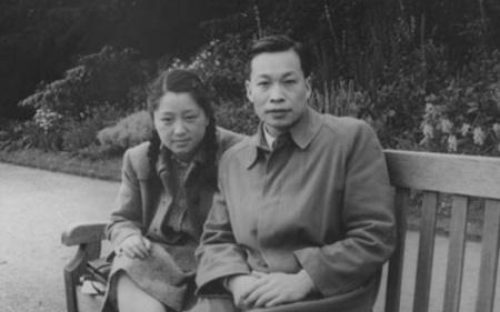 1968年，物理学家钱三强被下放到陕西。一天，他看见一个女人佝偻着身子，正在打扫