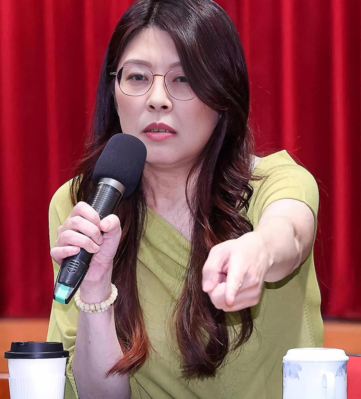 最近，国民党新当选的主席郑丽文“火出了圈”。这个“蓝二代”的底细一被扒，大家都