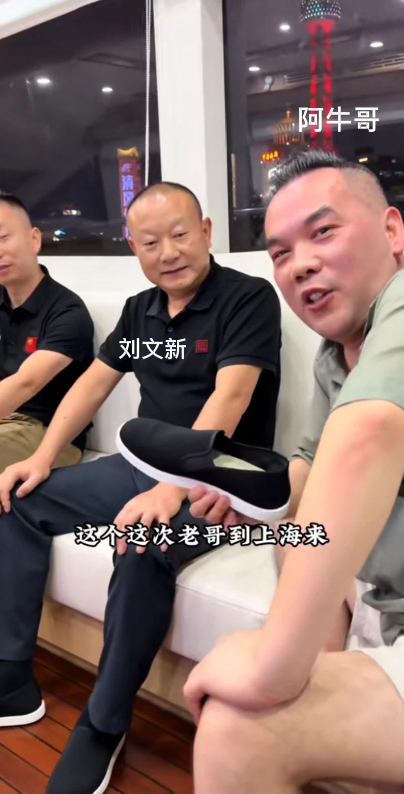 上海阿牛哥，一斤茅台酒下肚，想尽地主之谊，显摆一下自己在上海的实力和地位，非要安
