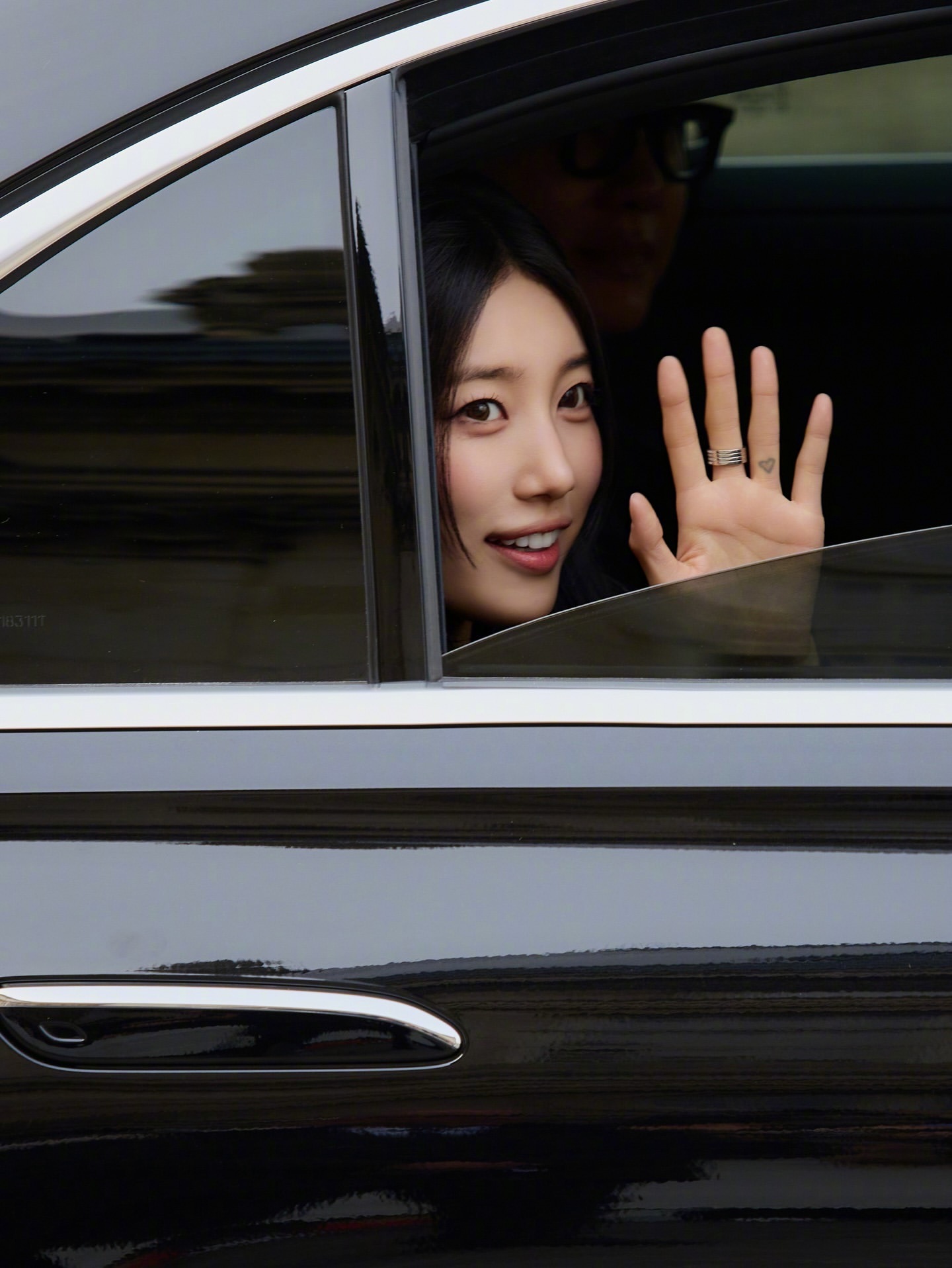 出席CELINE2026秋冬系列发布秀——裴秀智街拍。黑色皮衣配搭宽腿裤和