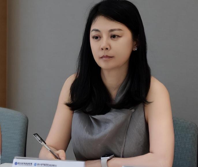 我愿意放弃中国国籍，自愿加入英国！”这句白纸黑字的亲笔承诺，出自曾经火遍全国的央