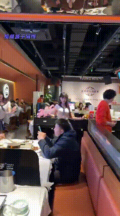 这饭店真“会”做生意，顾客吃饭时候，这些年轻美女在那跳舞，也不知道顾客对菜味道印