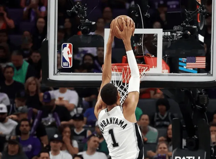 近日，前NBA球员罗伯特-霍里在一档播客节目中谈到了马刺球员维克托-文班亚马。