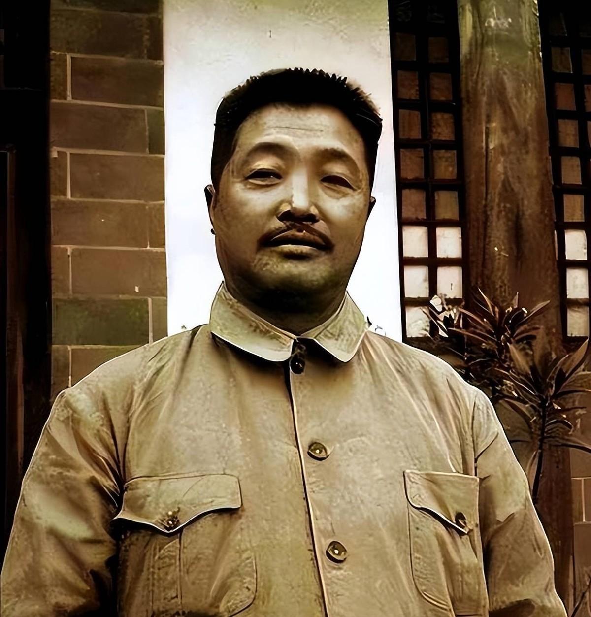 🌞1936年红军胜利会师后，周总理一脸愁容的问贺龙：以后谁来统一指挥大军呢