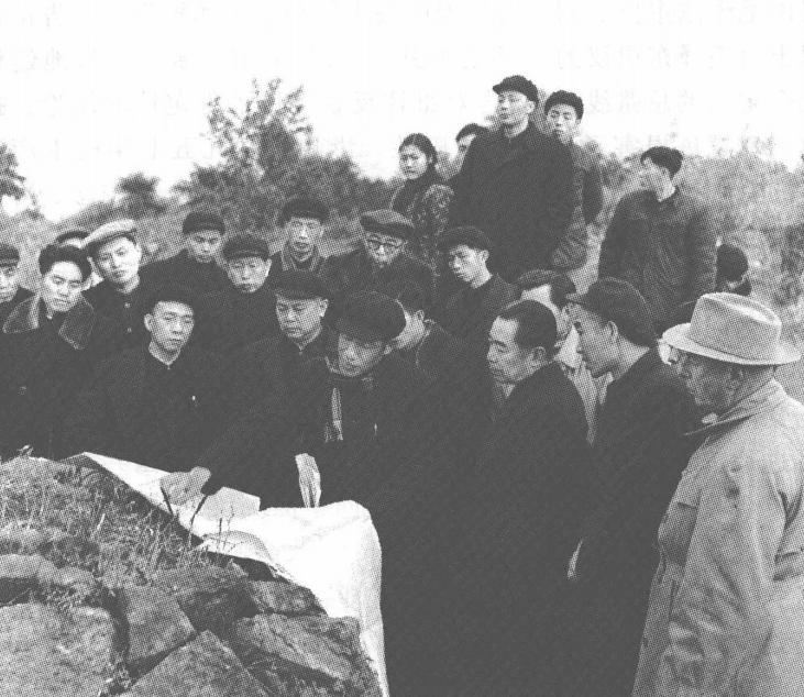 1958年2月26日，周总理到湖北考察长江三峡枢纽工程坝址。周总理身后是湖北省委
