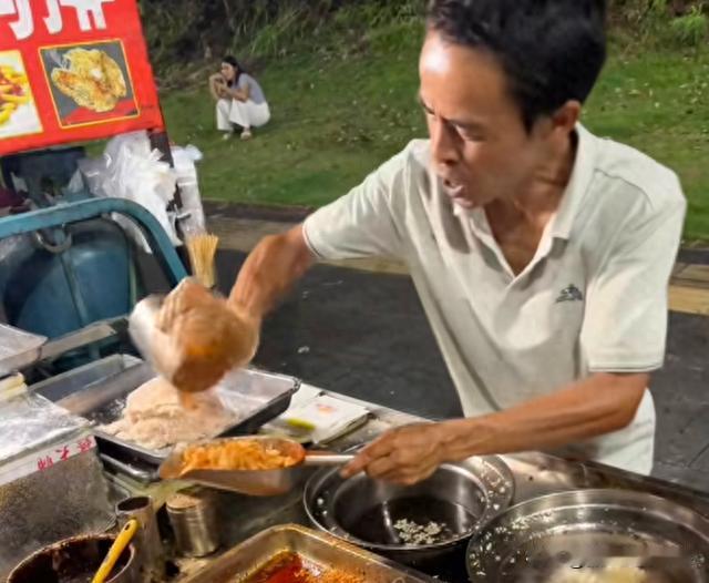 鸡排哥爆火两月后现状：全国巡炸累到撞玻璃，6元定价坚守不涨价今年9月，景德镇