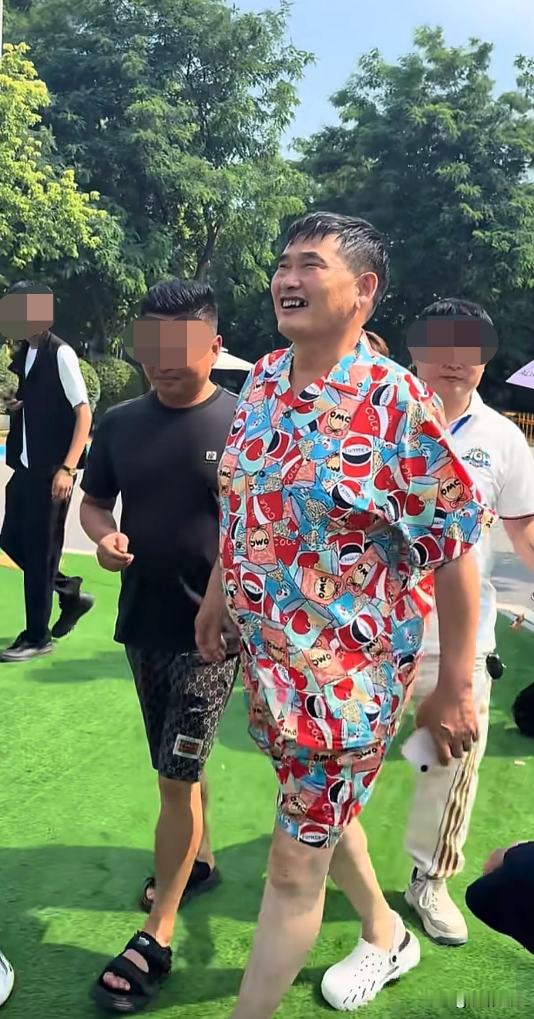 朱之文现身秦皇岛渔岛度假区，一身彩色印花沙滩套装，随性舒适！上次大衣哥在台上穿盔