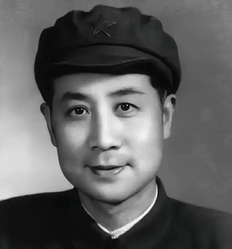 1946年，一份告密信送到戴笠手上，说军统内部藏着地下党。等戴笠看见被举报人的名
