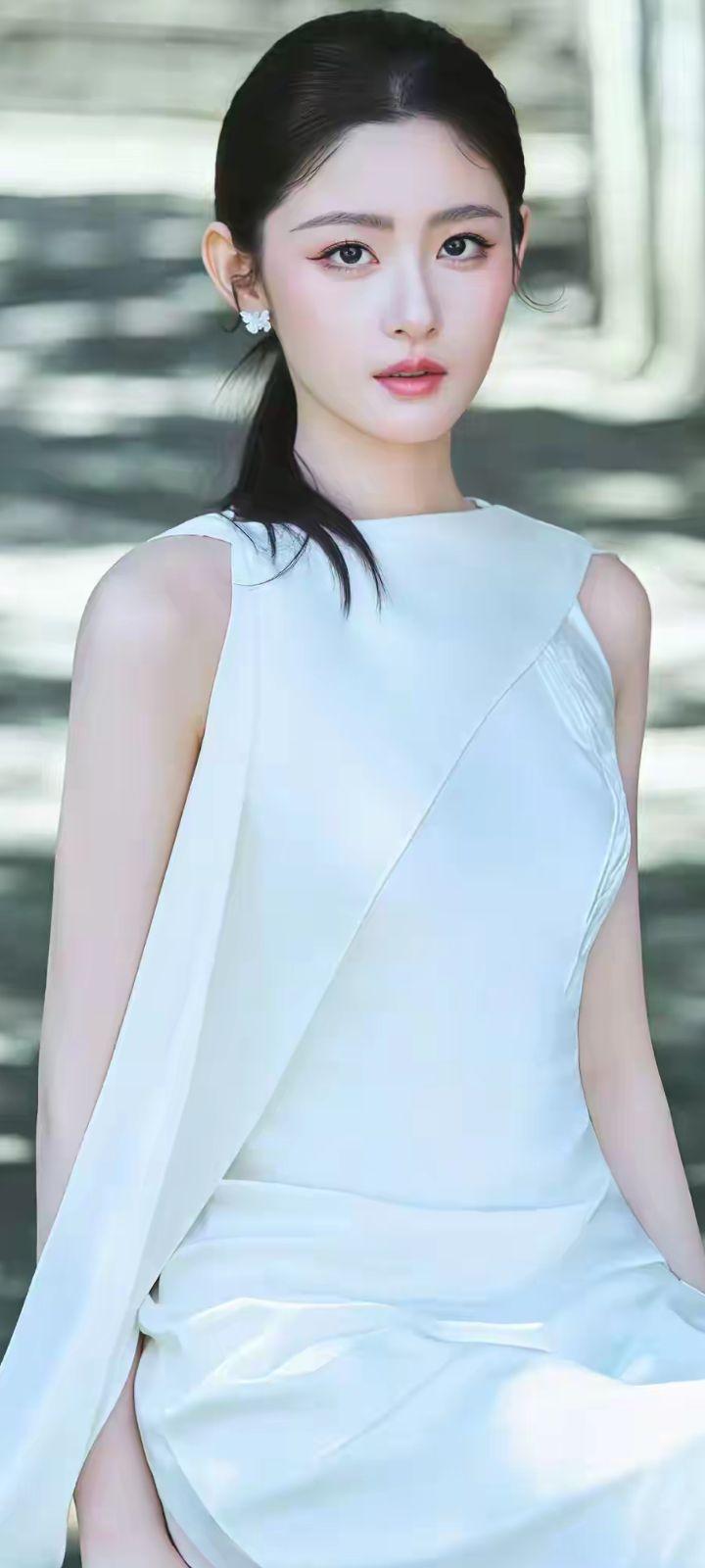 优雅白裙，清新自然，宛如夏日里的清泉。