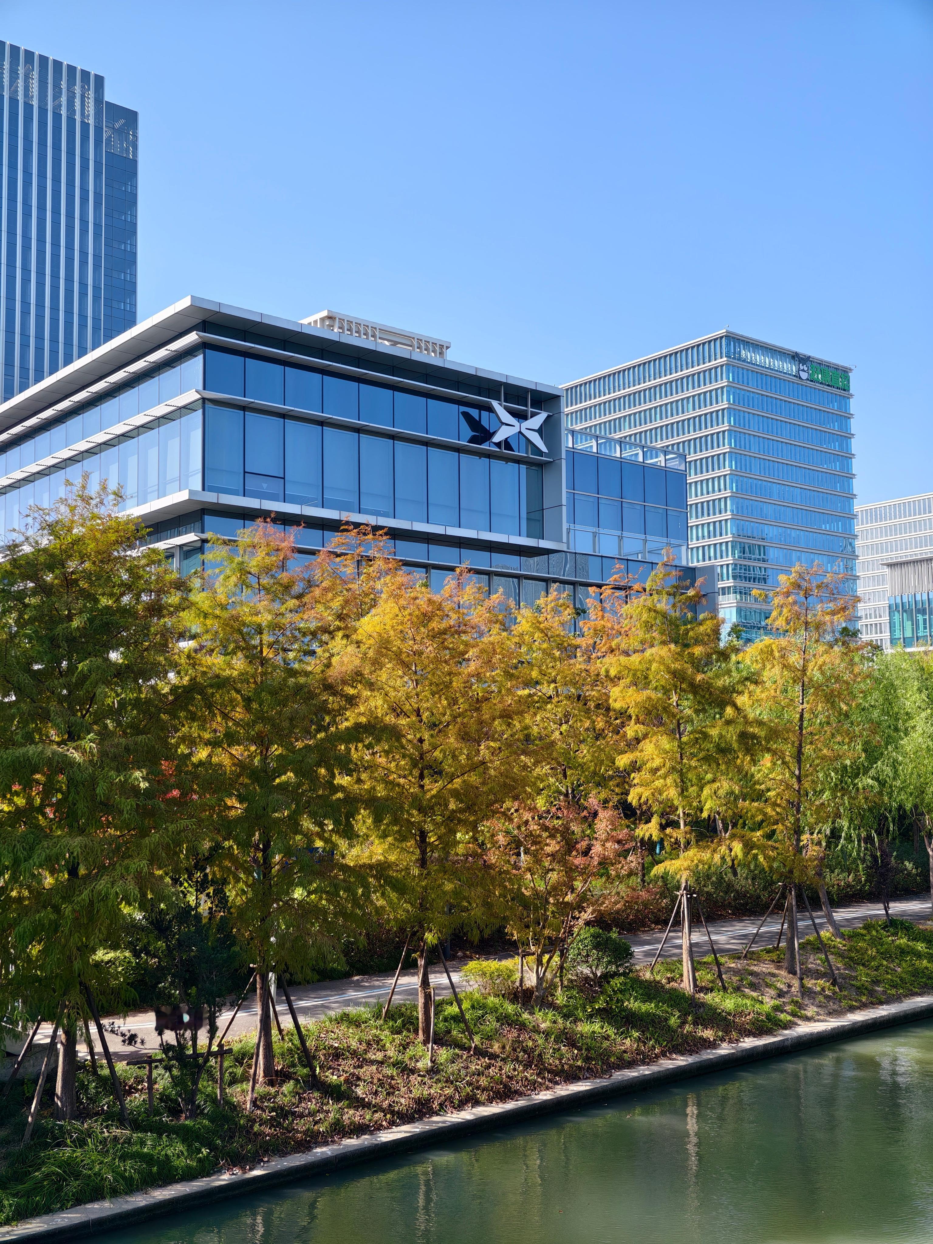 公司旁边就是小鹏上海的设计团队所在地，中午遛弯的时候简单打个卡小鹏的小伙伴非常谨