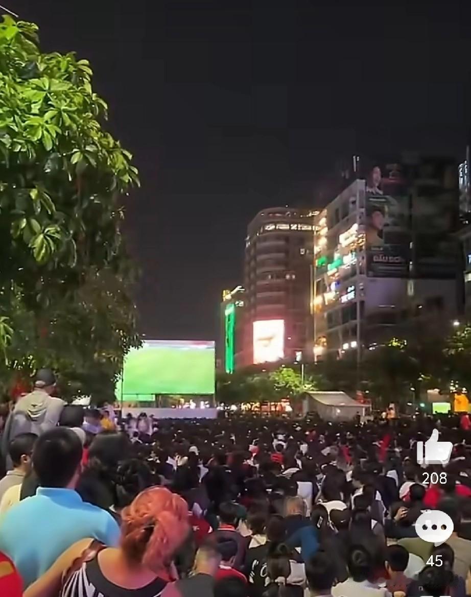 肺都气炸了？！图一是昨天晚上越南球迷在露天看球场的场景，据说，鸦雀无声了？一个