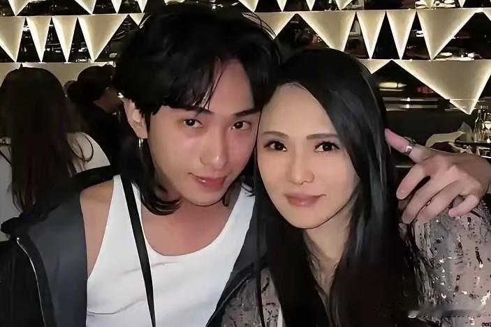 庾澄庆，亲自回应！10月16号，离婚了17年的庾澄庆伊能静，罕见一起冲上热搜，
