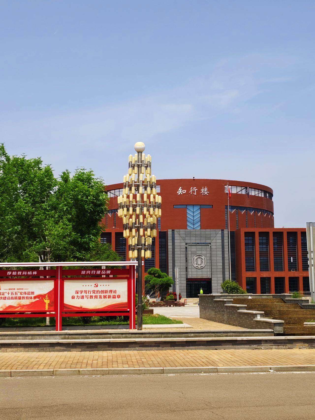 孩子就是孩子，中午把姥爷姥姥给他送饭的事情忘得一干二净！今天中午，是我们给外孙送