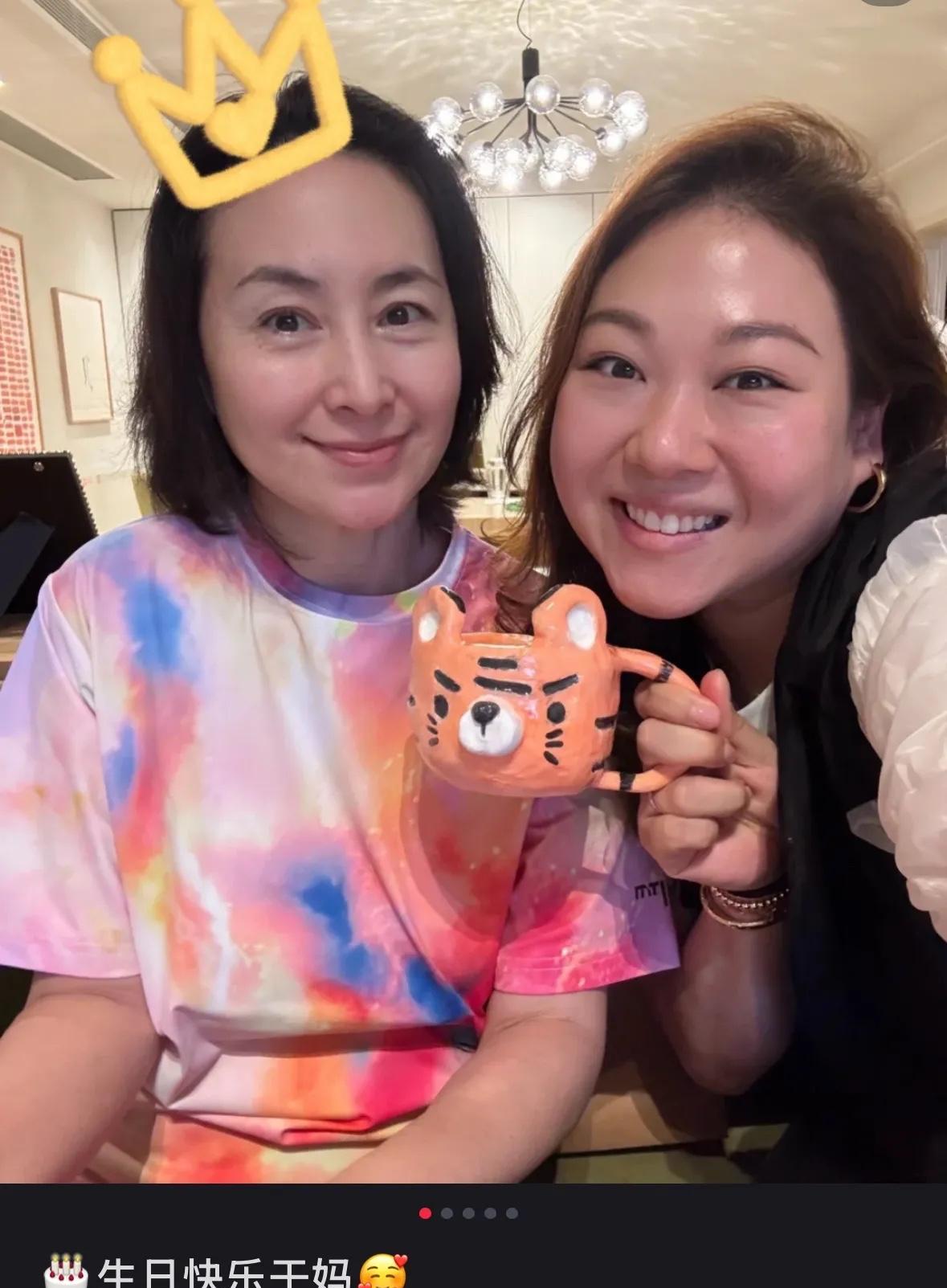 63岁何超琼好年轻，她穿了一件宽松彩虹T恤，和干女儿一起合影庆生！何超琼虽然没