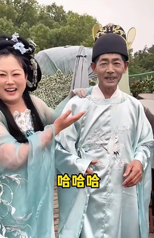 看玉酱一家来到了杭州西湖穿越了古装。山口像许仙，玉酱像杨贵妃，小可爱像公主啊，幸