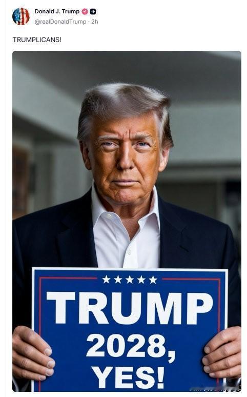 川普社媒新动态，他发布了一张自拍照，照片中他手举“川普2028”的标语。