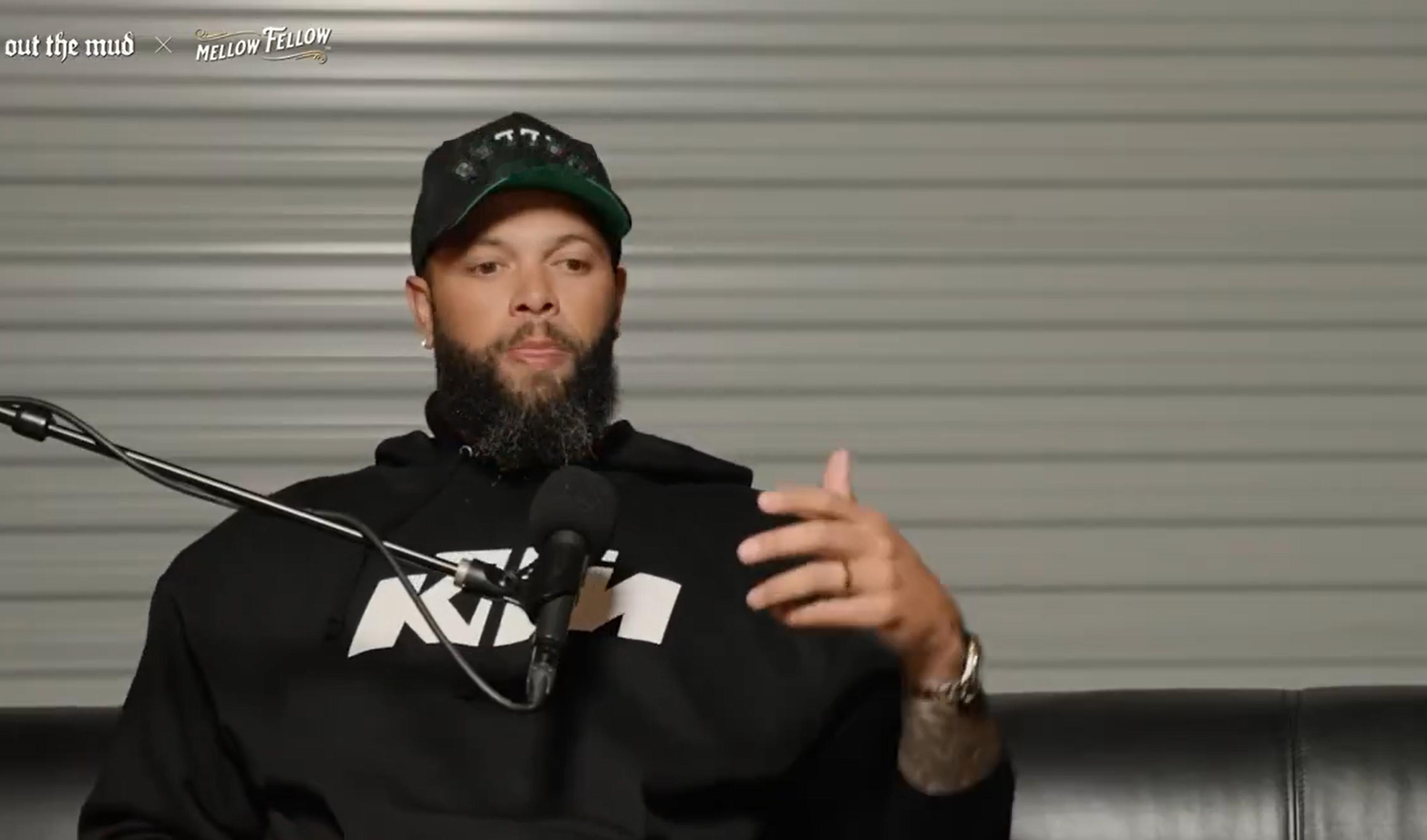 德隆-威廉姆斯在播客中谈到斯隆辞职的事情。他说斯隆是在中场休息时决定辞职的，因为