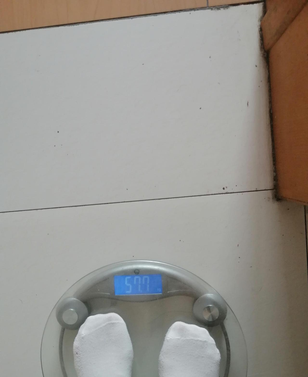 早晨空腹体重，57.7公斤，减肥就是少吃，从嘴里吃进去的东西，一定要少于消耗的量
