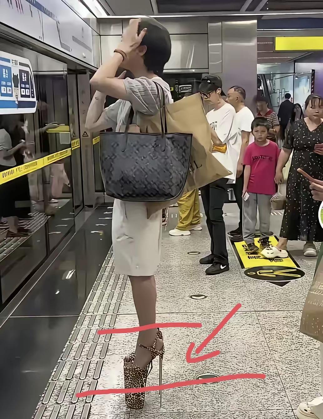 看看这女子的鞋跟儿，少说也得有10公分了吧，关键是它尖得就像一根针！这样的鞋子穿