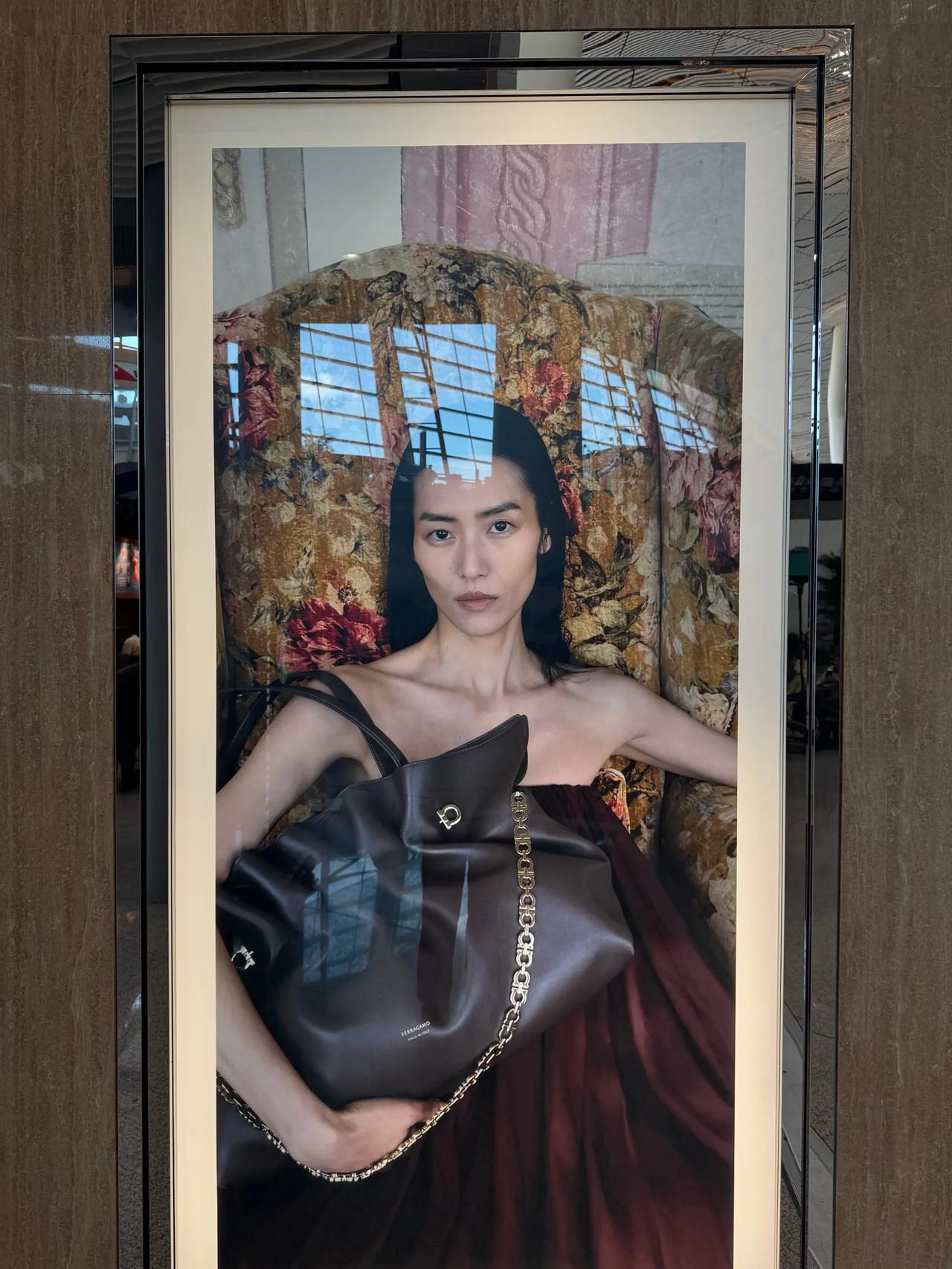 刘雯这是闹哪样？瘦到苦大仇深形销骨立的[无奈吐舌][汗]。人家别的模特也没瘦到