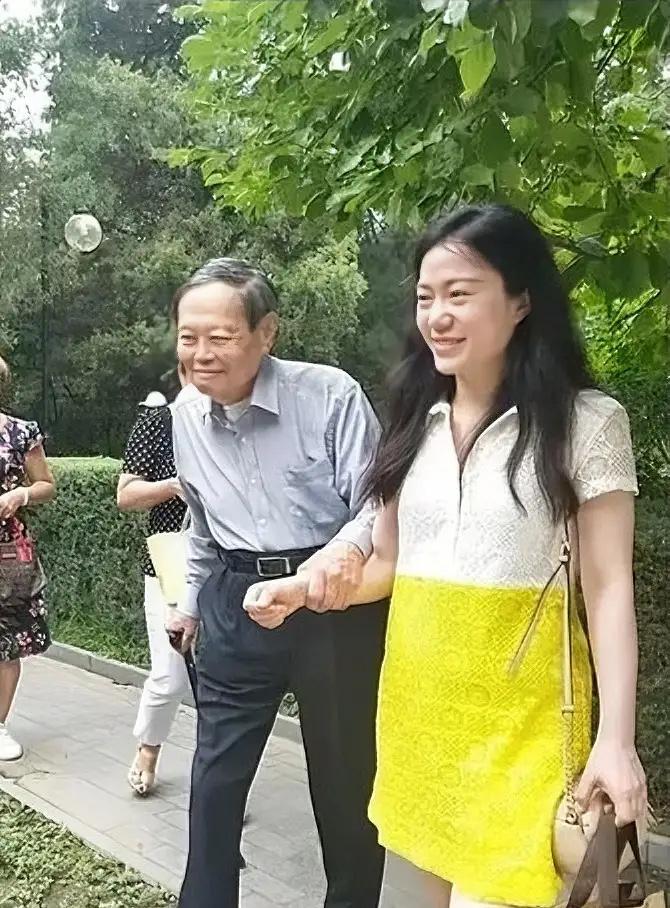 翁帆结婚二十一年，没家暴没受气不用看孩子，都以为她会嫁了人就躺平，可她却一点不浪