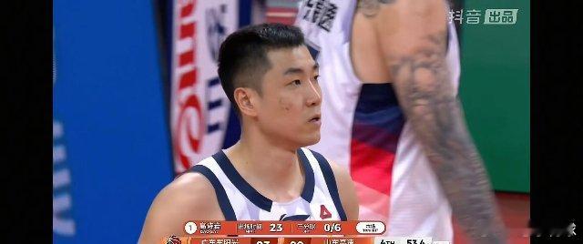一场CBA联盟顶尖后卫的对决，比赛结束的一刻，徐杰拥抱高诗岩，给予了他最大的鼓励