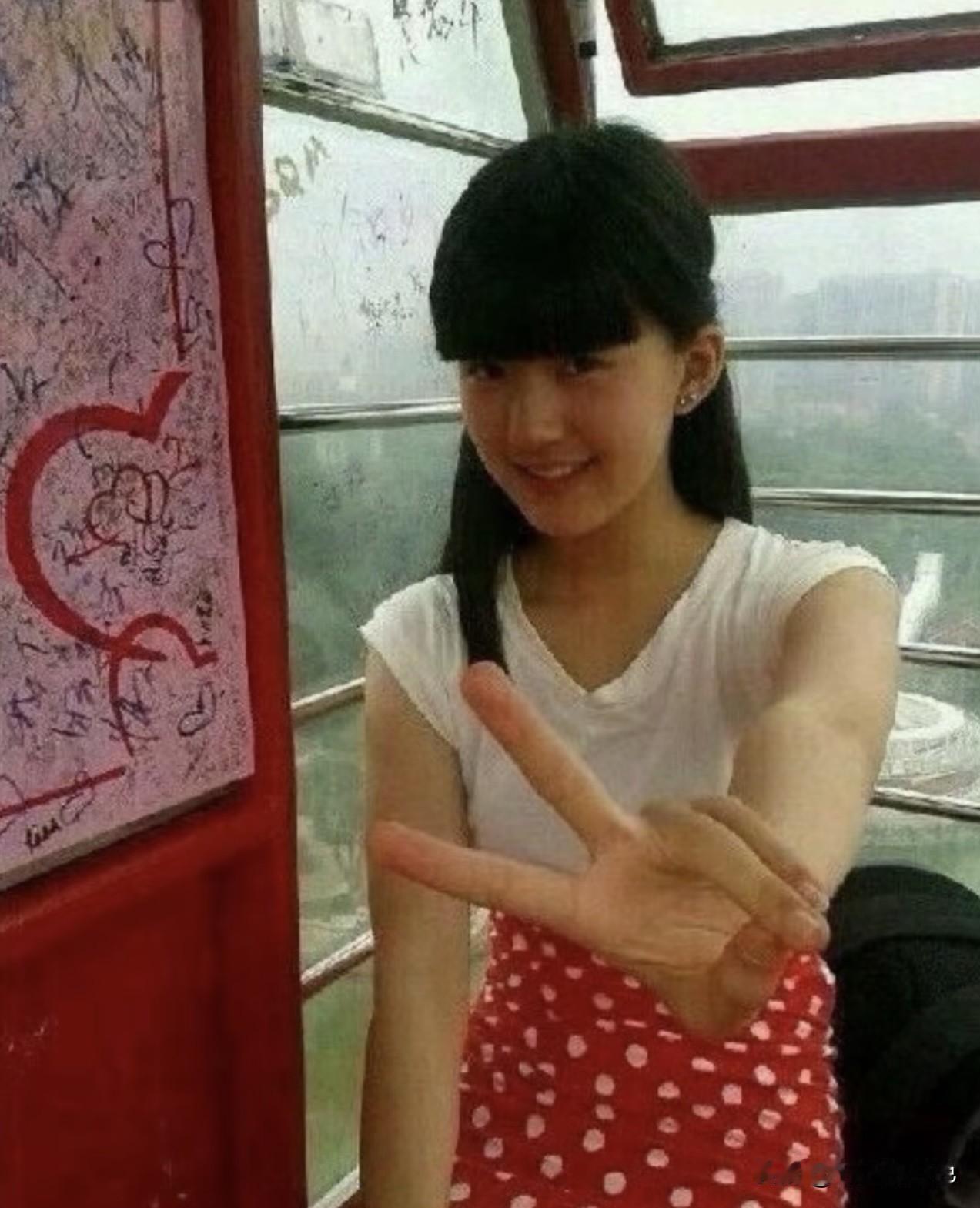 原来她的高鼻梁从学生时代就开始有的。