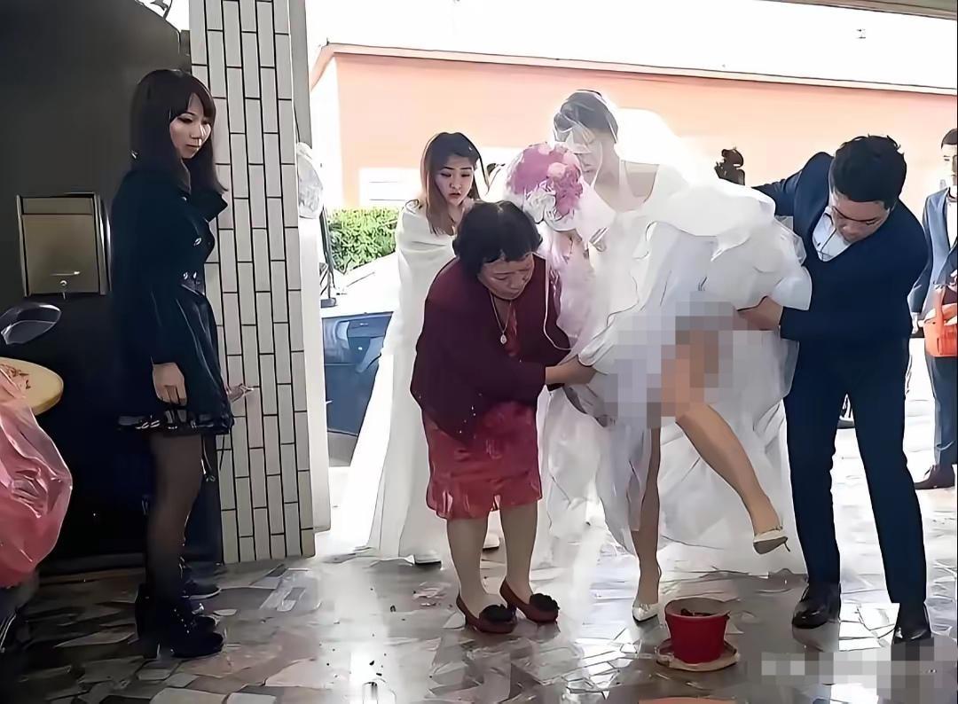 结婚跨火盆是哪里的习俗呢？