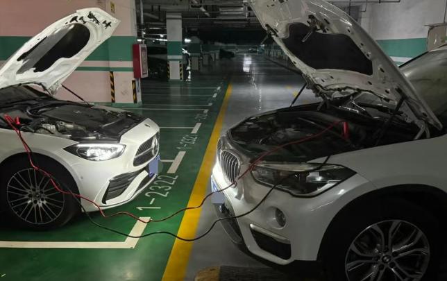 我同事去年出差半个月，把车停在地下车库。回来一按遥控钥匙，没反应。用机械钥匙打开