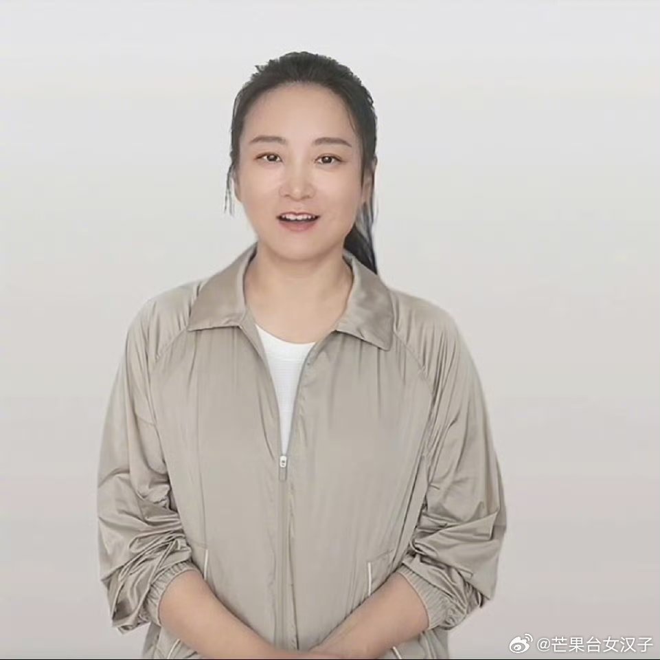 贾玲近照又瘦了又瘦了好多，胖的时候说人家可爱，要是再瘦一点就好了。现在人家真瘦了