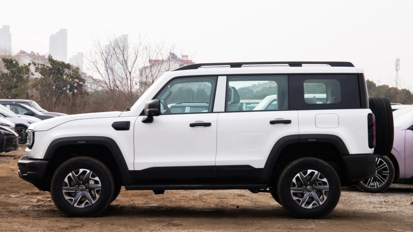 依然亲民越野路线, 北京BJ40新增版本, “巨幕版”大屏加持