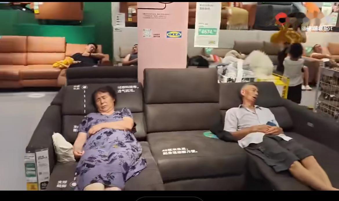 青岛宜家成避暑度假胜地，中老年人纳凉好去处。有床、有沙发，躺、卧都方便，双人床、