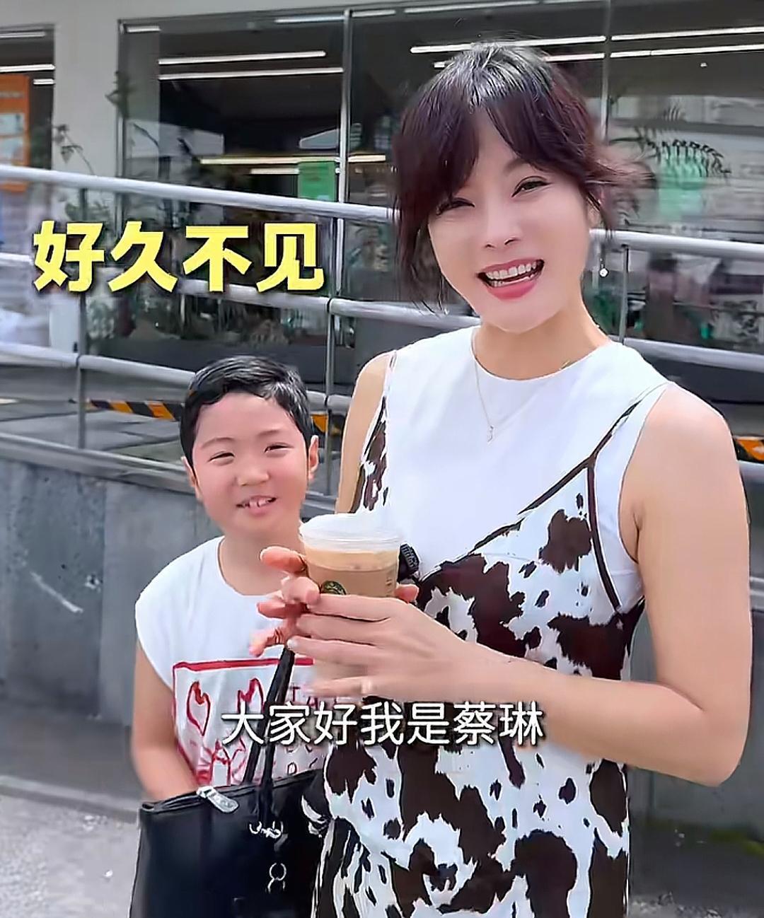 韩国女星蔡琳和儿子到济州岛游玩，她已经46岁了，长相还是好年轻，母子俩看起来挺像