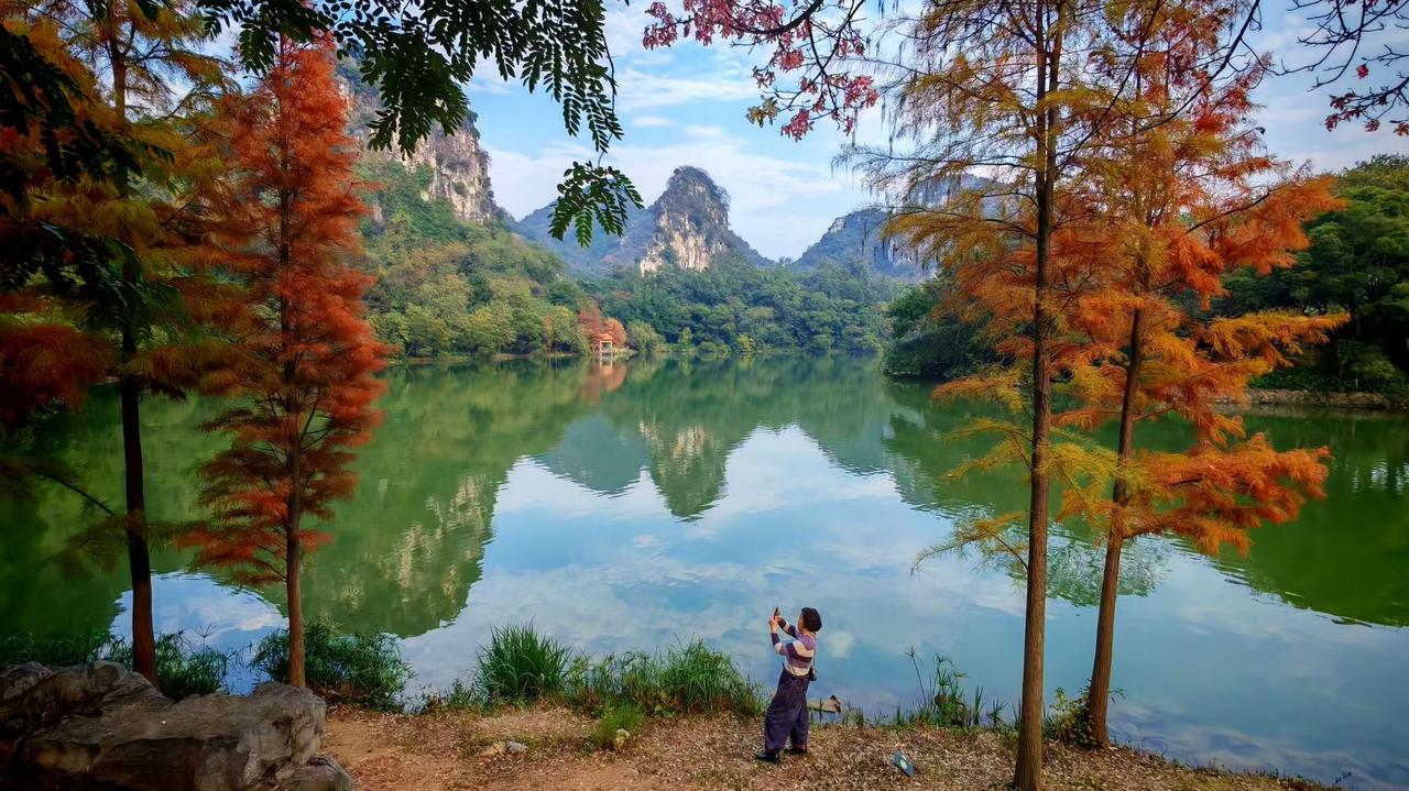 💚远山衔着云的软，秋水映着树的焰，人举起的镜头里，装着一整个季节的清欢。✨红