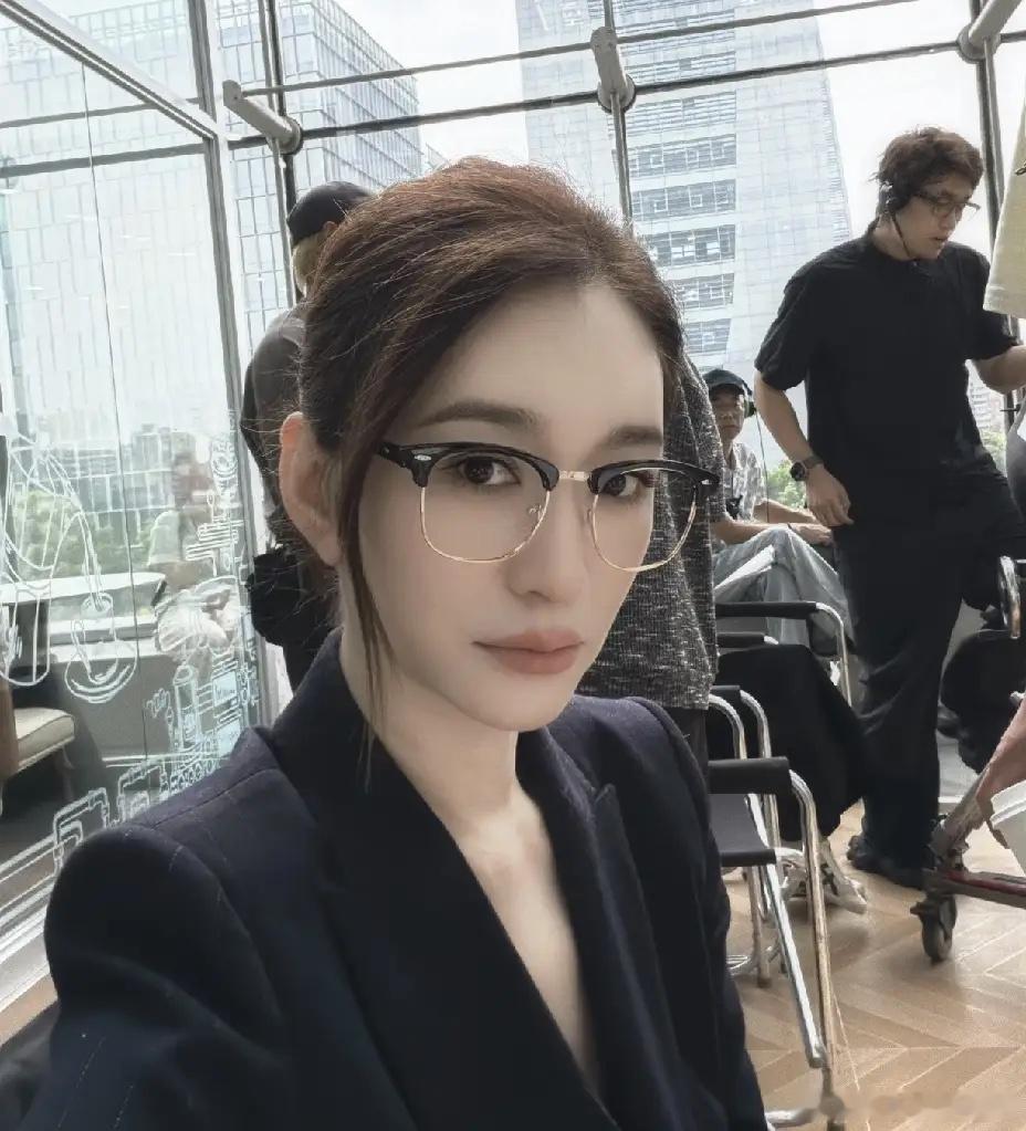 李小冉太紧张了9月14日下午，李小冉更新社交动态，配了两张现场照片，看完文案，不