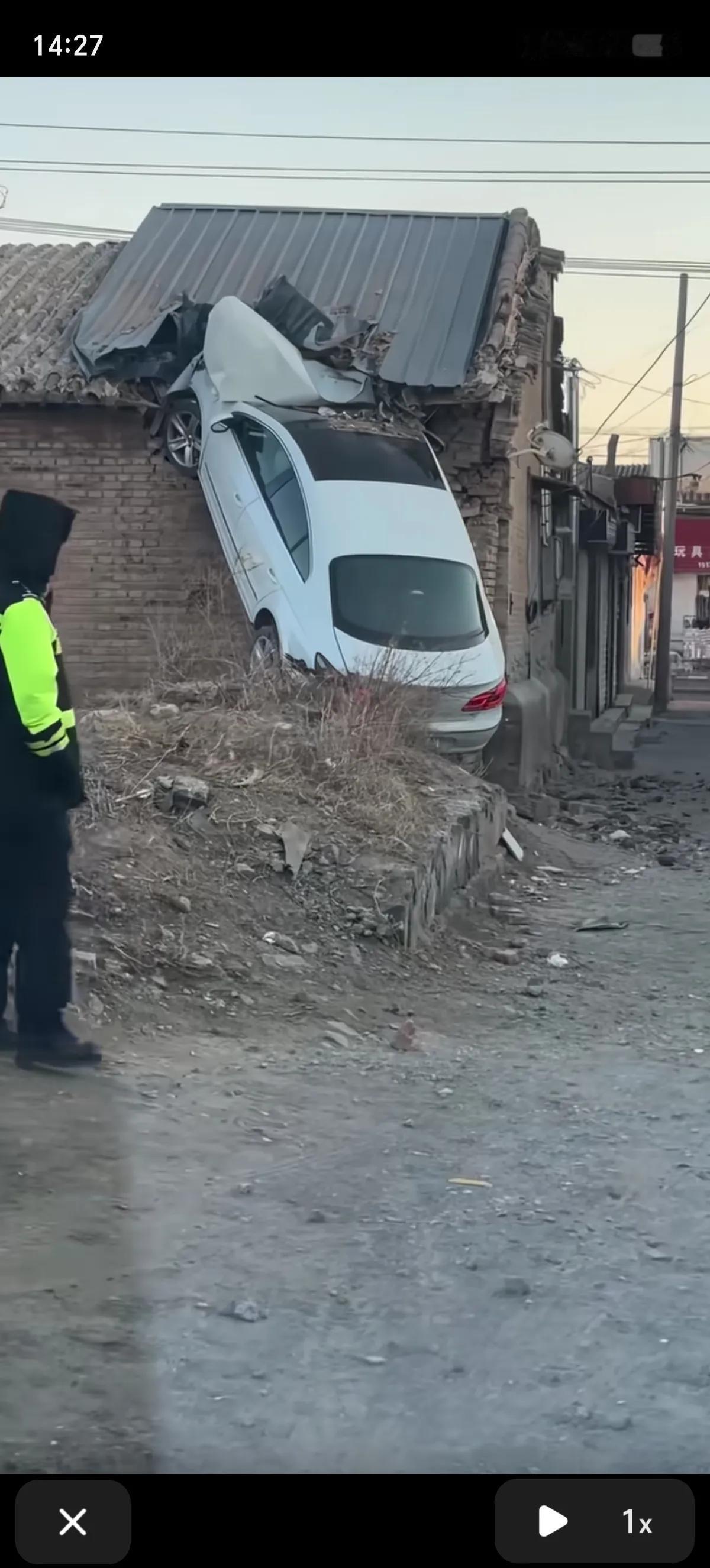 考完驾照才发现，教练还藏了一手绝技。这上房的本事竟然没教给我，难道是嫌红包给塞少