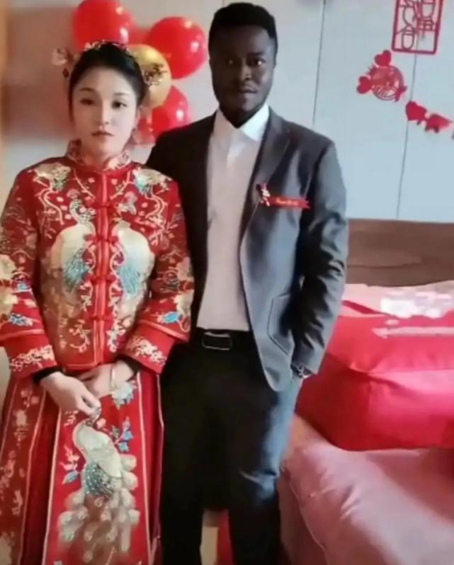 武汉一女子跟一非洲籍黑人男子结婚，婚后黑人老公多次出轨，女子忍无可忍、起诉离婚，
