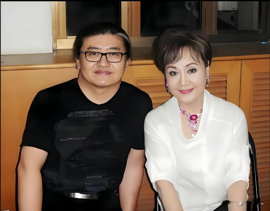2011年，刘欢和李谷一的一张珍贵的合影。两位都是乐坛重量级人物，李谷一《难忘今