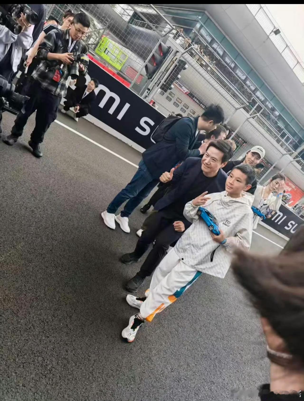 小米yu7gtmini版的车主。就是这位之前在小米之家的小孩哥也没有什么